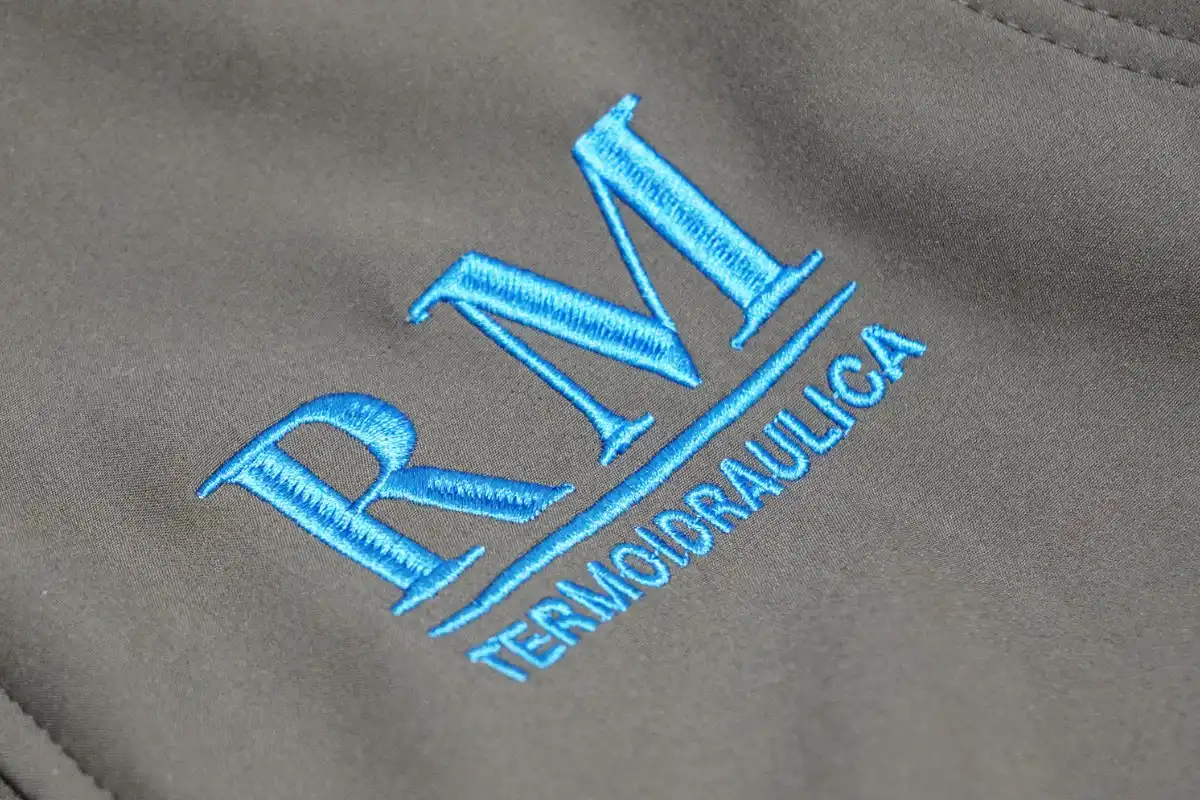 Felpe personalizzate con ricamo per aziende e team Felpe personalizzate con ricamo per aziende e team